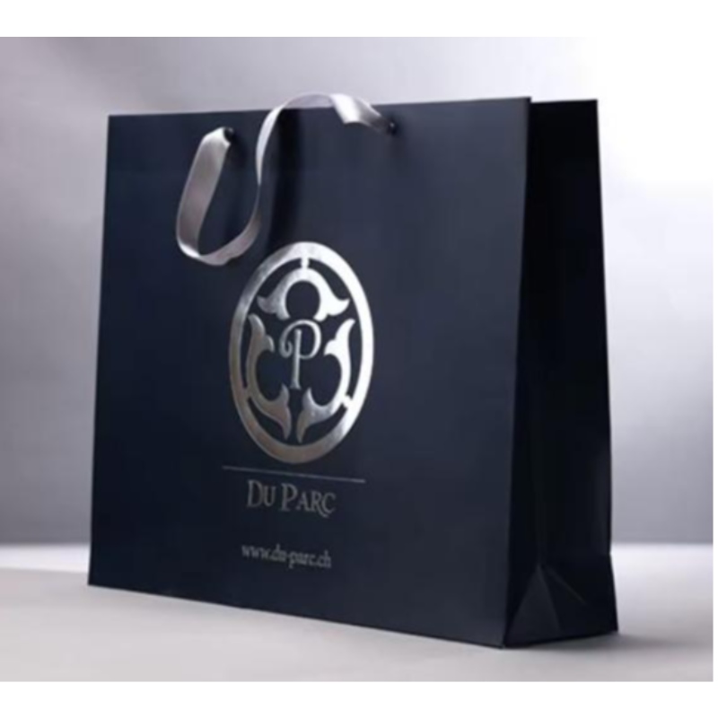 Tilpasset branded logo luksus sort papir tøj emballage gave shopping taske papirtaske